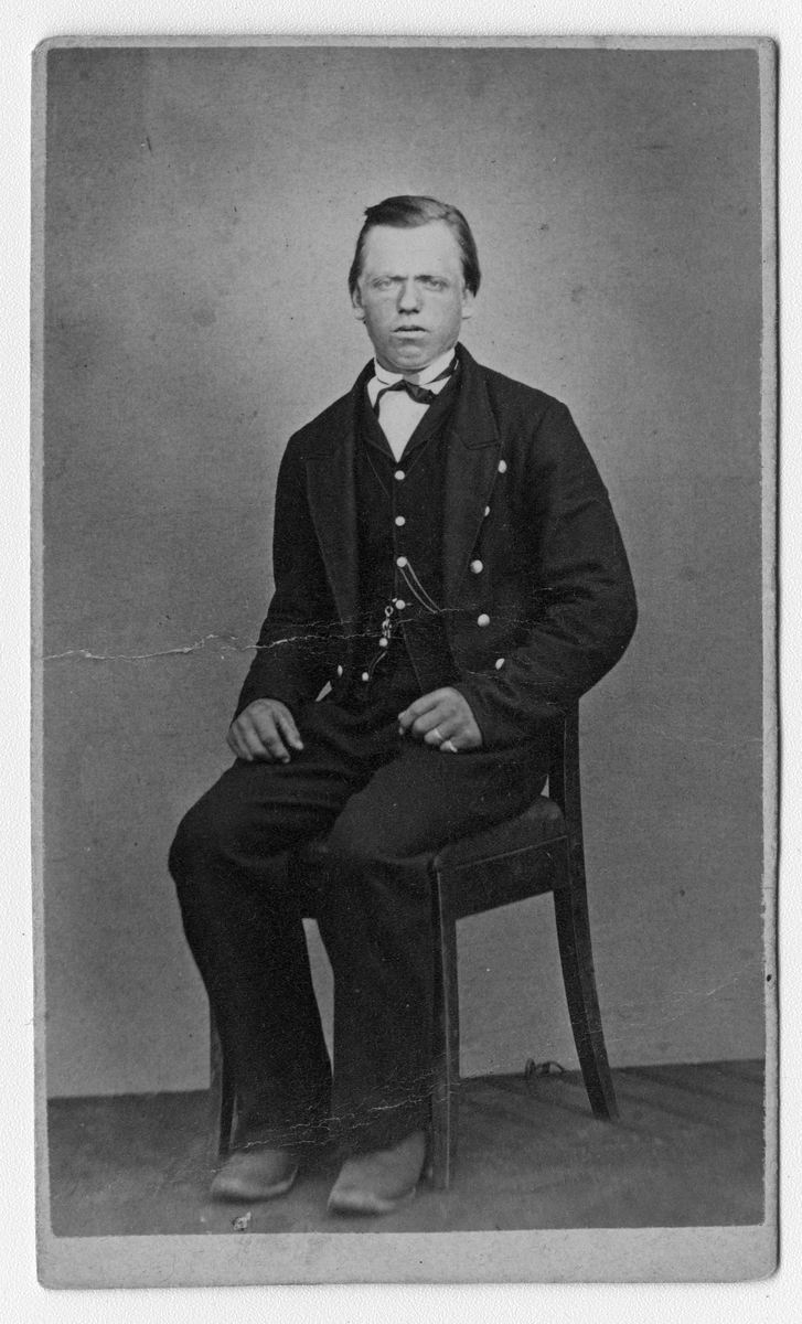Fotosamling etter fotograf Knut Aslaksen Berdal. f. 1829 Einlaugdalen Vinje, d. 21.01.1895. Portrett av Olav fra Åmot. "Han tjente på nordigard Berdal. Han reisete til Amerika. Olav kalte seg "Kulten i ura, og Guttungen Klar""