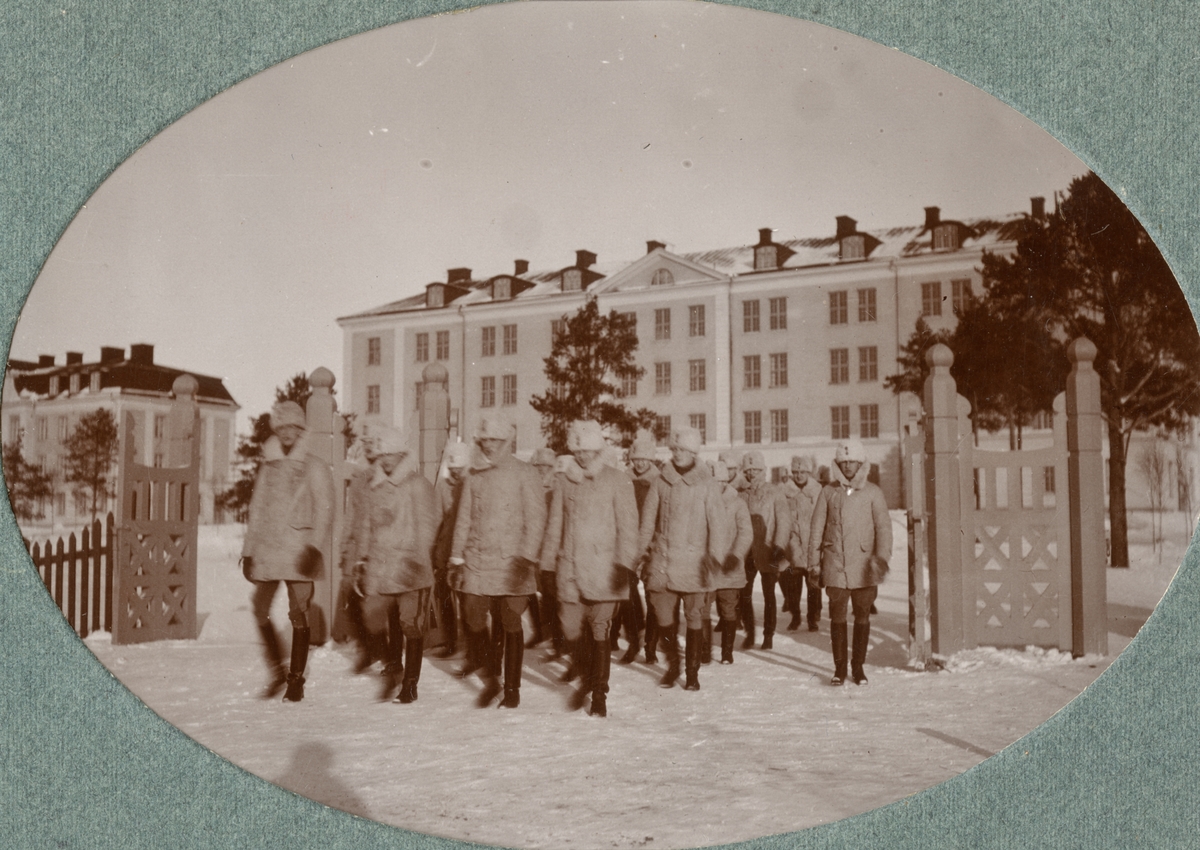 Gruppbild med soldater från Kronprinsens husarregemente K 7 på kaserngården.