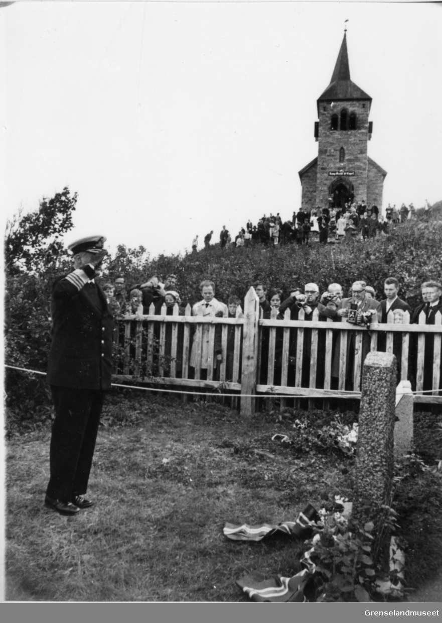 Grense Jakobselv.
Kong Olav ved Hans Kirkgaards grav. 1969