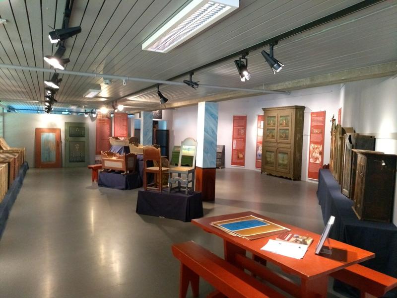 Møbler med dekorasjonsmaling vist i utstillingen "Marmor og akantus -dekorasjonsmaling i Østerdalen".