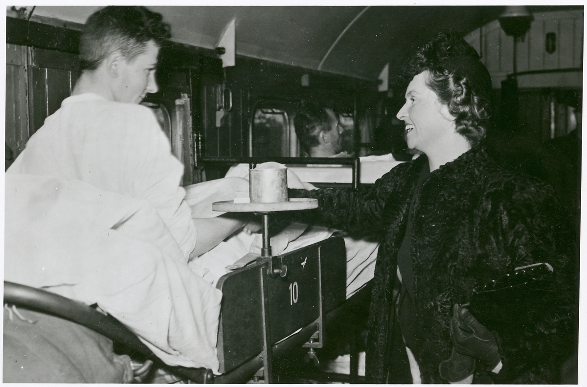Prinsessan Sibyllas besök på tyskt sjukhuståg i Krylbo 13 november 1941.