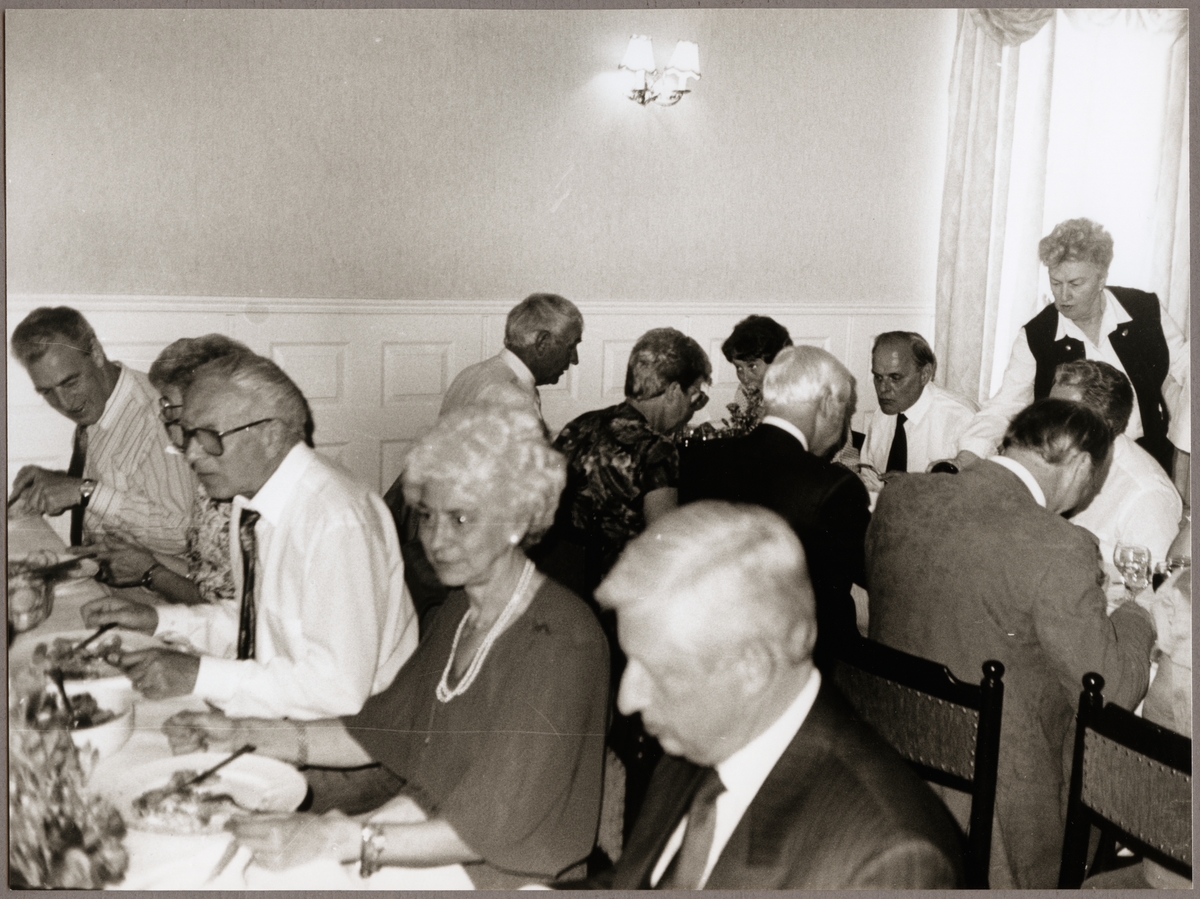 Inbjudna gäster äter middag på Stadshotellet i Lindesberg på Trafikaktiebolaget Grängesberg - Oxelösunds Järnvägar, TGOJ-dagen 1990.