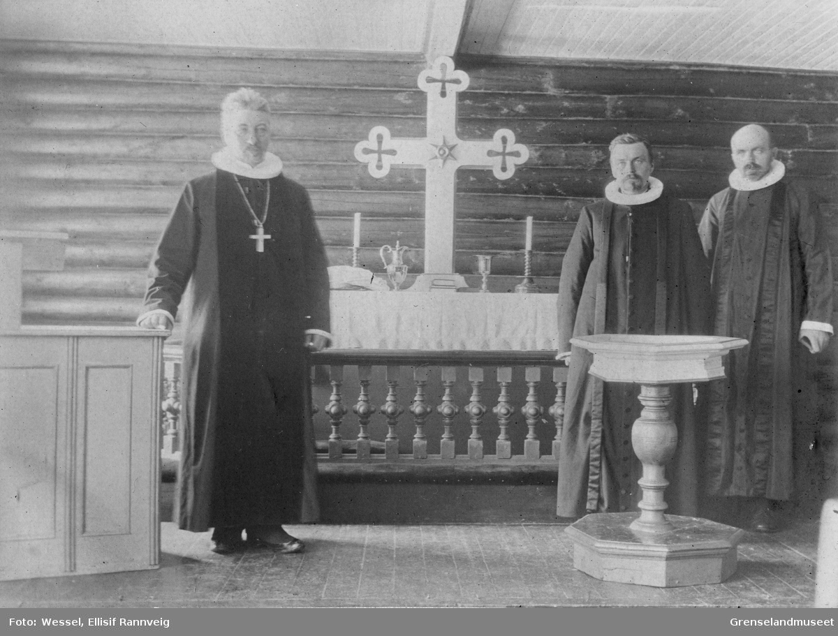 Alteret i Strand skolekapell. Fra venstre: Biskop Dietrichtson, Prost Opdahl og Sogneprest Le Maire.