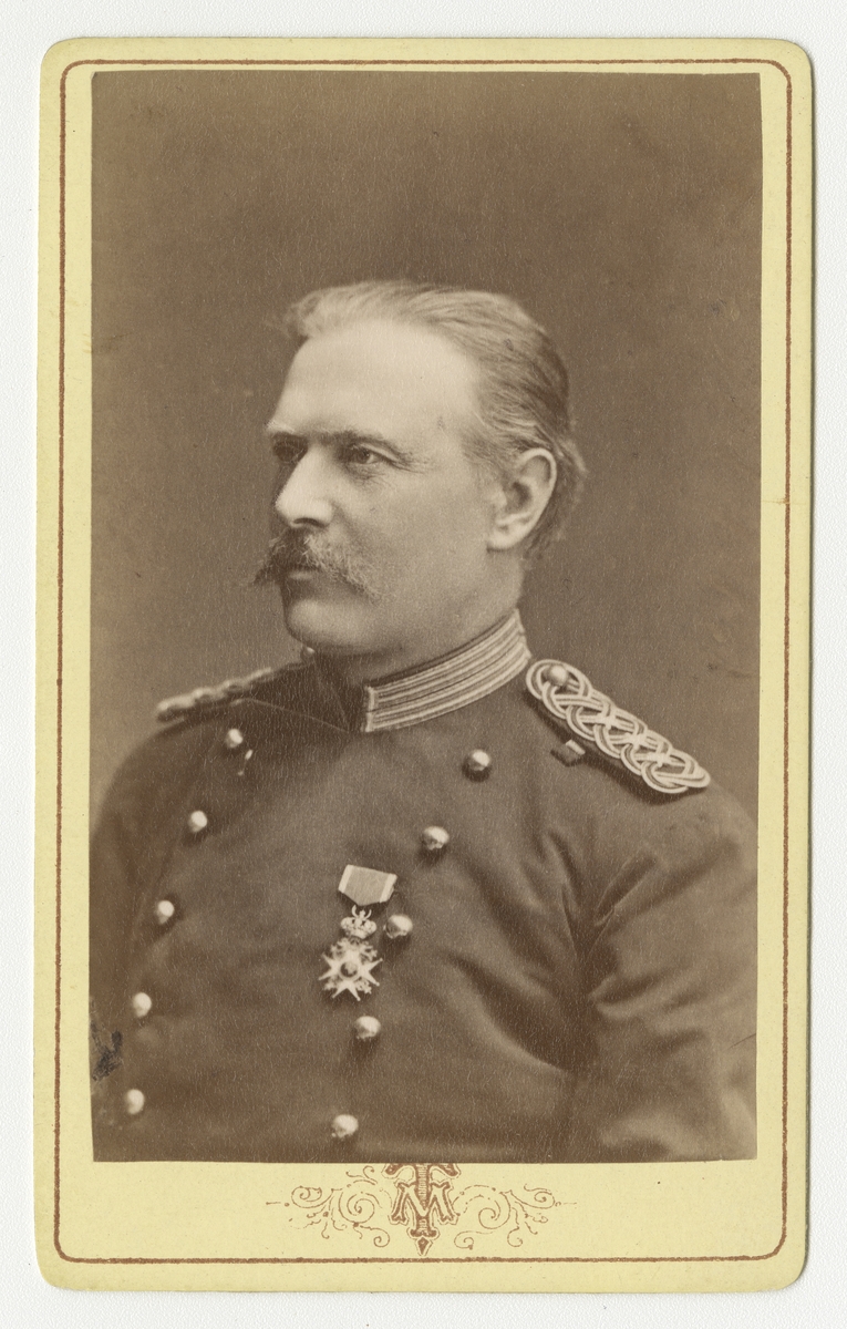 Porträtt av Johan Otto Henrik Nordenskjöld, kapten vid Smålands grenadjärbataljon.

Se även bild AMA.0008120, AMA.0008123 och AMA.0009638.