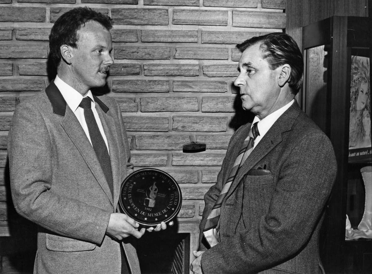 Ringve Museum får overrakt utmerkelsen "European Museum of the Year Award" for 1982.
T.v. konservator Peter Andreas Kjeldsberg. T.h. Richard Hoggart fra priskomitéen.