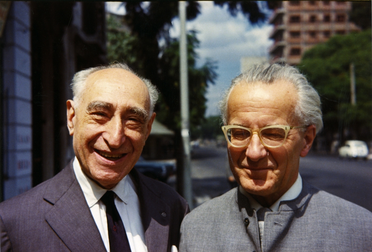 Adolfo Morpurgo (t.v.) og Günter Hellwig fotografert i Buenos Aires i forbindelse med Ringve Museums kjøp av deler av Morpurgos store instrumentsamling.