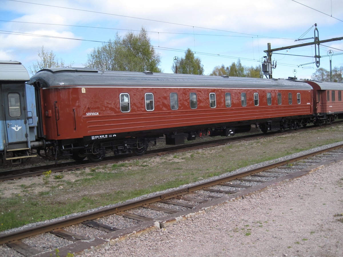 Sovvagn SJ WL5DE nr 4639
Ombyggd från äldre variant. Utvändigt omlackerad 2014 av MPA Måleriproduktion AB, Västerås, till 1988 års utförande. I övrigt i gott avställningsskick och litet ändrad sedan ombyggnaden 1988.