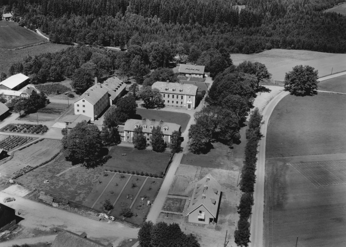 Flygfoto över Segerstads lanthushållsskola i Gislaveds kommun, Jönköpings län. Nr: 297/1957
