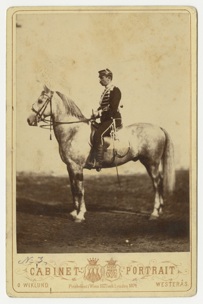 Gustaf Wathier Hamilon, underlöjtnant vid Livregementets husarkår på hästen Bagatell.

Se även bild AMA.0002052, AMA.0002060 och AMA.0007500