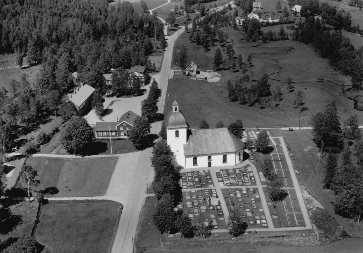 Flygfoto över Gällaryds kyrka i Värnamo Kommun, Jönköpings län. Nr: 330/1957