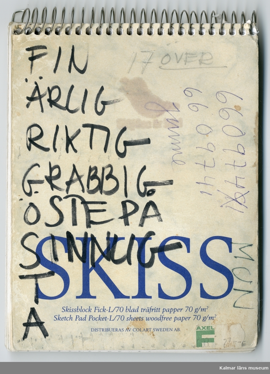 KLM 46157:478. Skissblock, papper, färg. Skissblock med vita papperssidor och omslag i oblekt papper med texten "SKISS" i blå färg. Innehåller anteckningar, dikter och skisser, gjorda av Raine Navin.