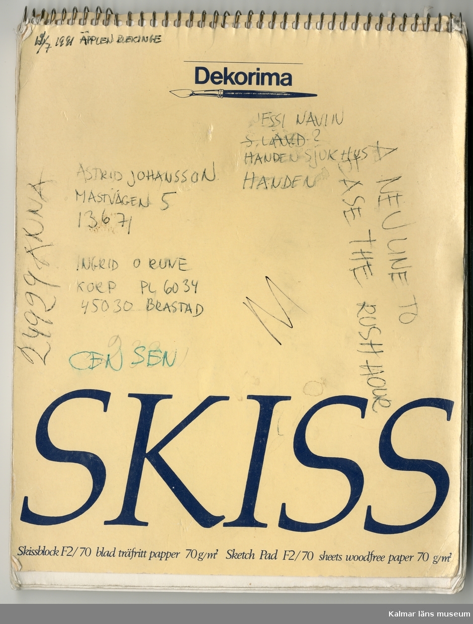 KLM 46157:481. Skissblock, papper, färg. Skissblock med vita papperssidor och omslag i gult papper med texten "SKISS" i blått. Innehåller anteckningar och skisser, gjorda av Raine Navin. Se foto för exempel.