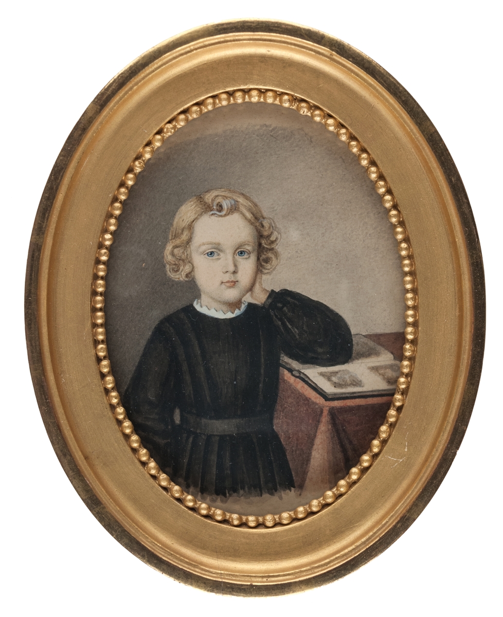 Miniatyr, i akvarell, barnporträtt av rådman Carl Klintberg.
Förgylld, oval ram.