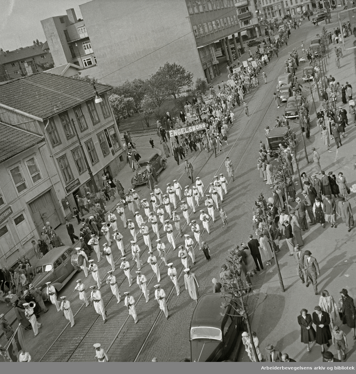 17. mai 1950. Sofienberg Skoles Musikkorps. Barn fra Engelsborg borettslag. Trondheimsveien.