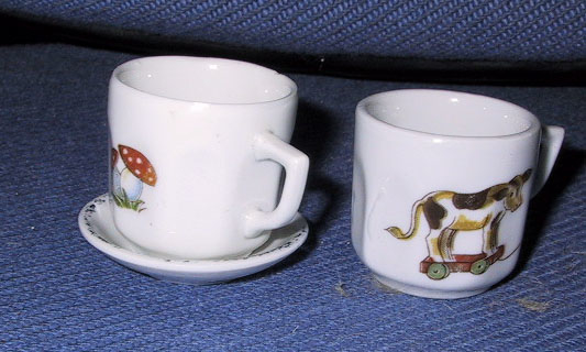 To kopper, en dekorert med ei ku, en dekorert med en fluesopp.