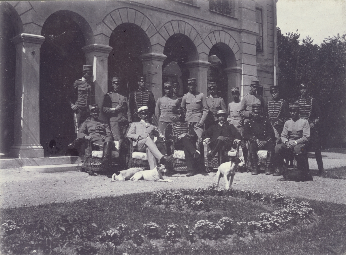 Gruppbild med civila och soldater till häst från Livregementets husarkår.