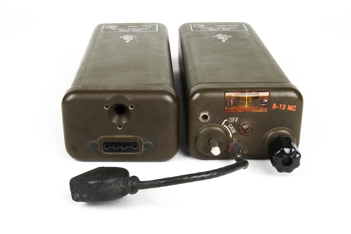 Radio bestående av to deler som kan kobles sammen. Radioen oppbevares i en taske.