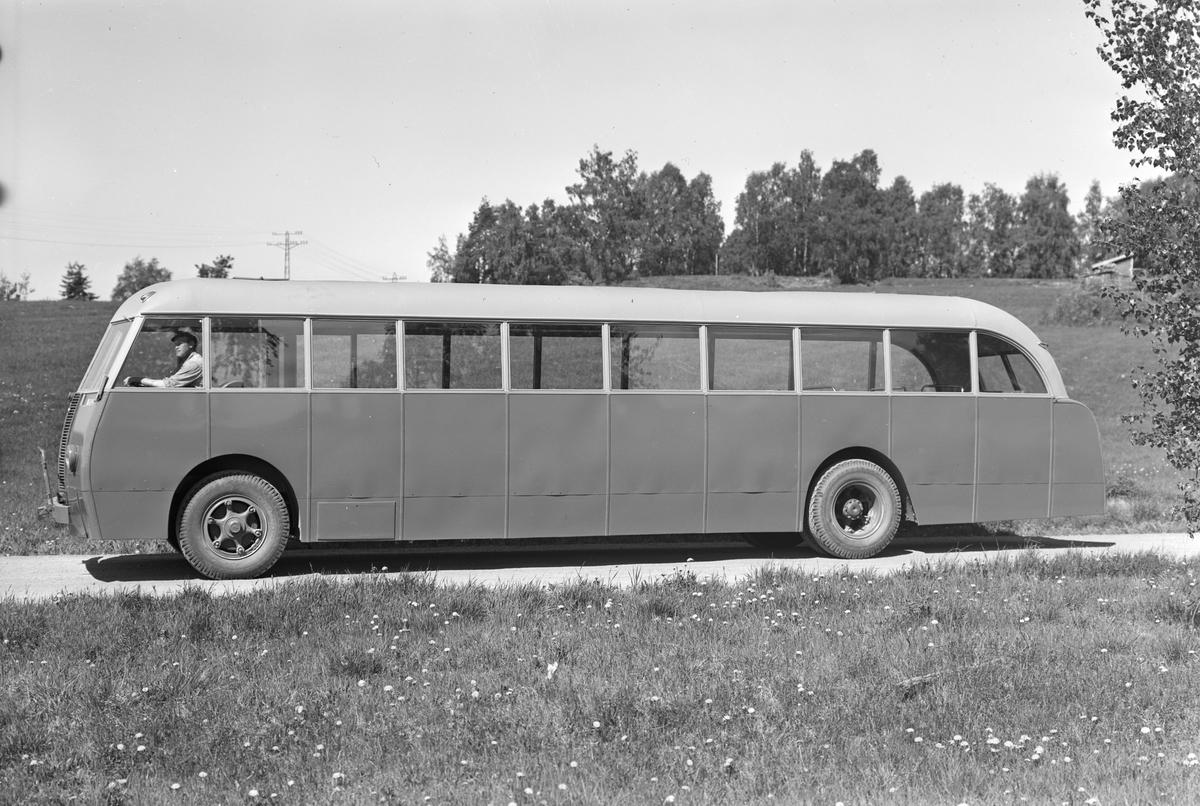 Mengshoelruta mellom Hamar og Mengshoel. Nummer D-1113. Mjøsa Bilruter. Merke er White 1947 modell, med stålskjelett fra Kværner, innredet ved Bro mek. verksted og karrosserifabrikk. Bussen gikk under navnet "Julie" Bussjåfør Arne Hagelund.