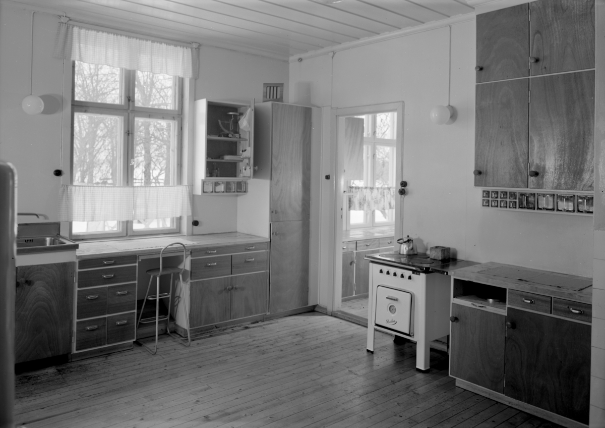 Haukstad gard, Løten. Kjøkken, interiør. gnr. 219, bnr. 1. Kjøkkeninnredning, komfyr.