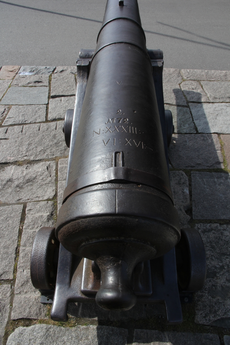 6-pundig kanon, Aschlings modell, med lavett. Kanonen är försedd med bruksmärket "H".