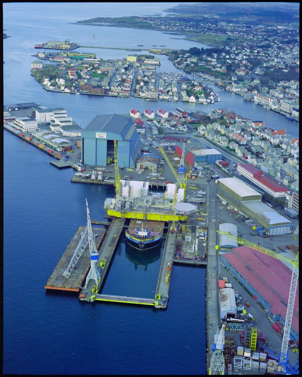 En modul til en offshore installasjon lastes på lekteren "Giant 2" på Umoe, tidligere Haugesund Mekaniske Verksted.