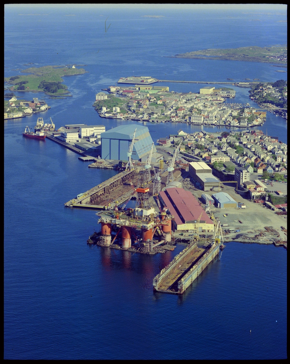 Flyfoto over Haugesund Mekaniske Verksted, sett fra sør.