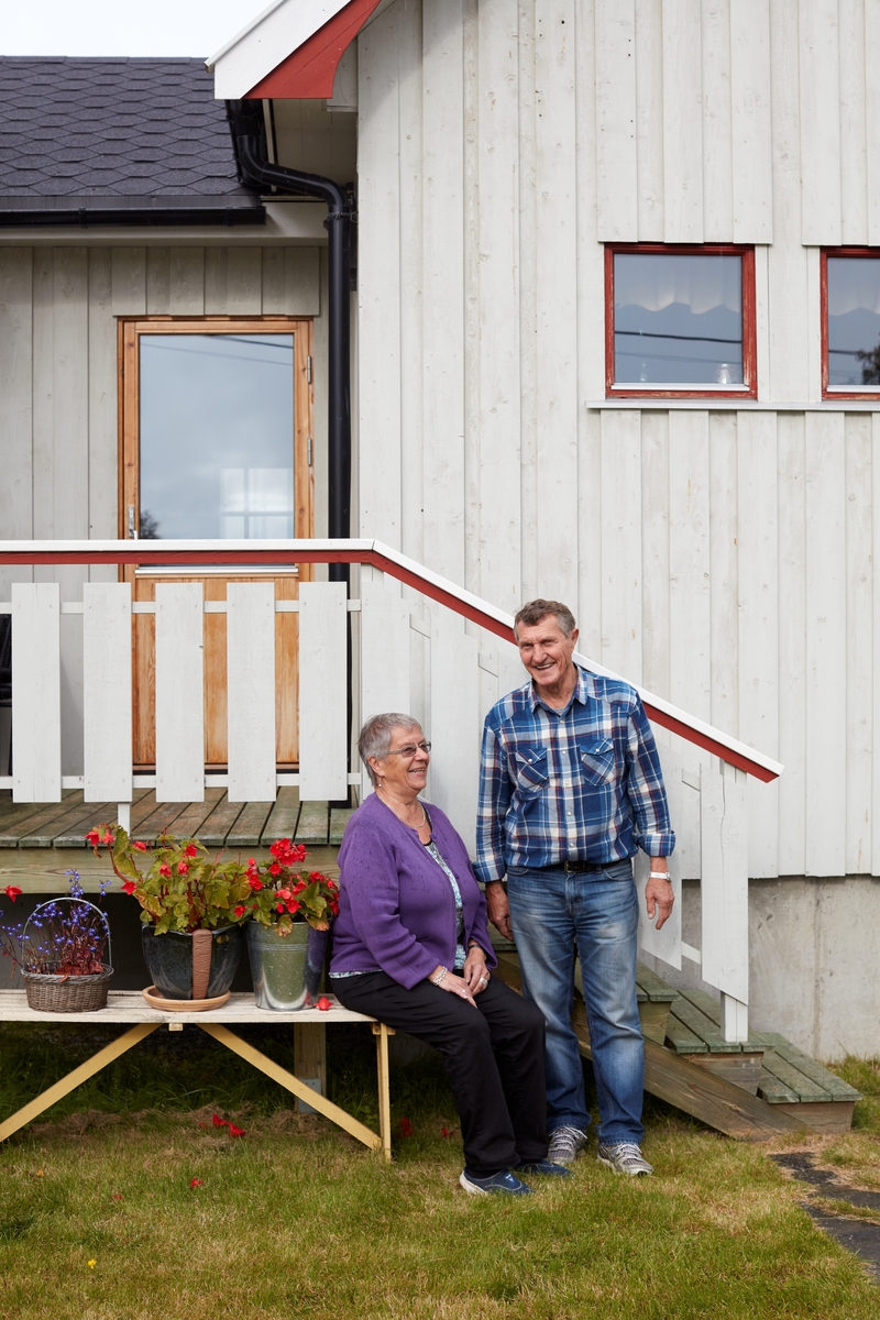 Finn Harry Johansen og Trude Holm foran huset i Olderfjord.