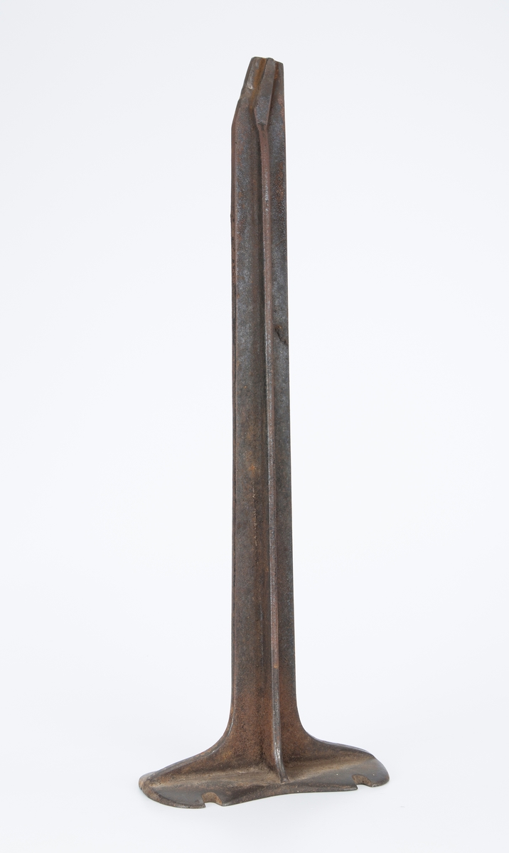 Jern stativ med skoform på toppen (FHM.0874). Opplysninger kan faaes hos skomaker O. Pedersen i Droebak