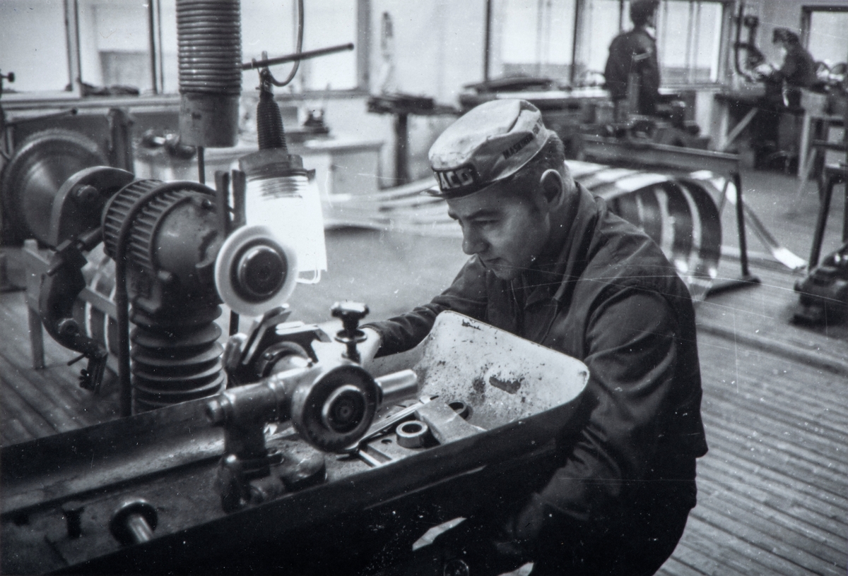 Berger Langmoen AS. Odd Romskaug jobber ved slipemaskinen på sliperiet hos Langmoen.