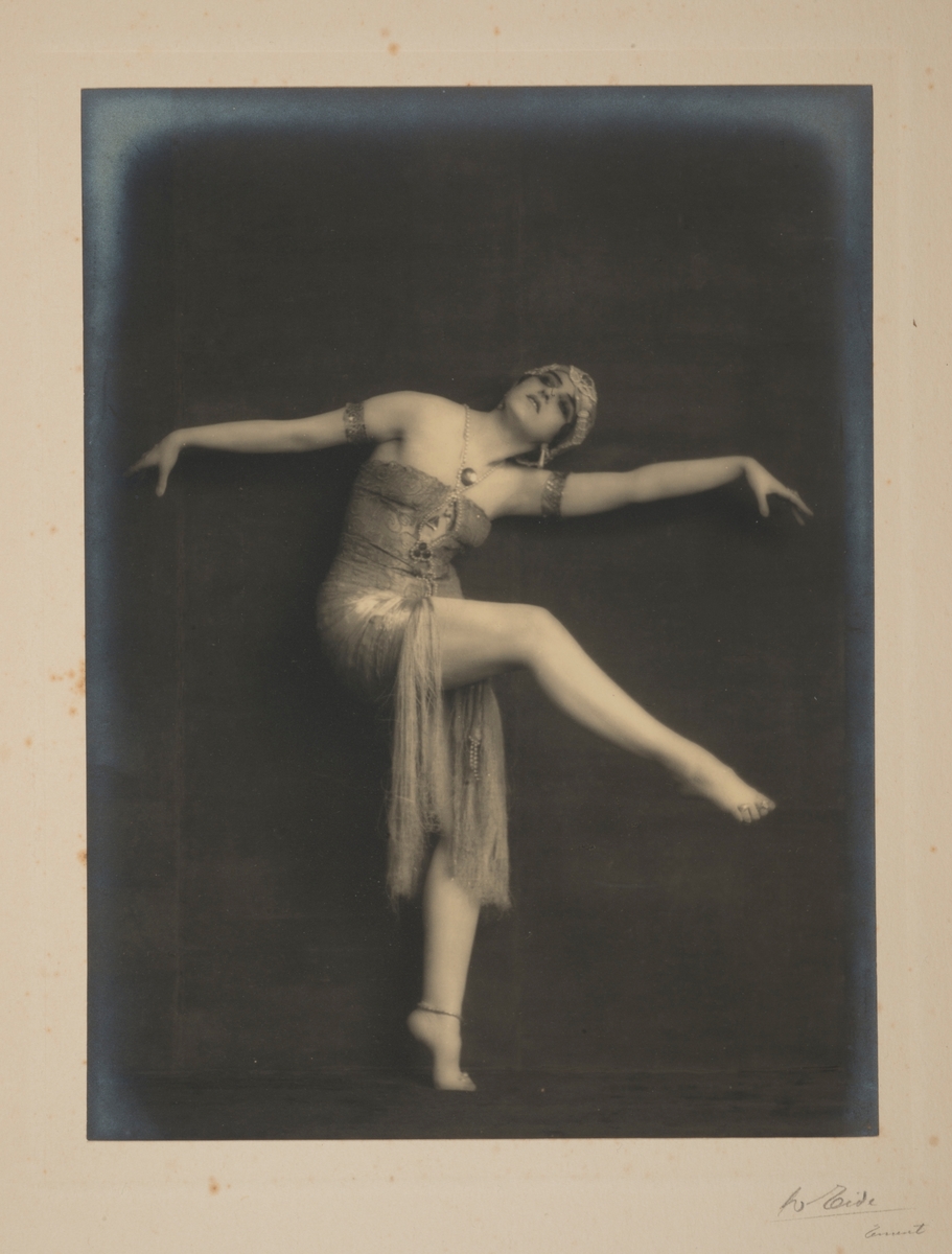 Kunstnerisk portrett av den berømte russiske ballettdanseren Vera Fokina.
Fra 'Salome - De syv slørs dans'