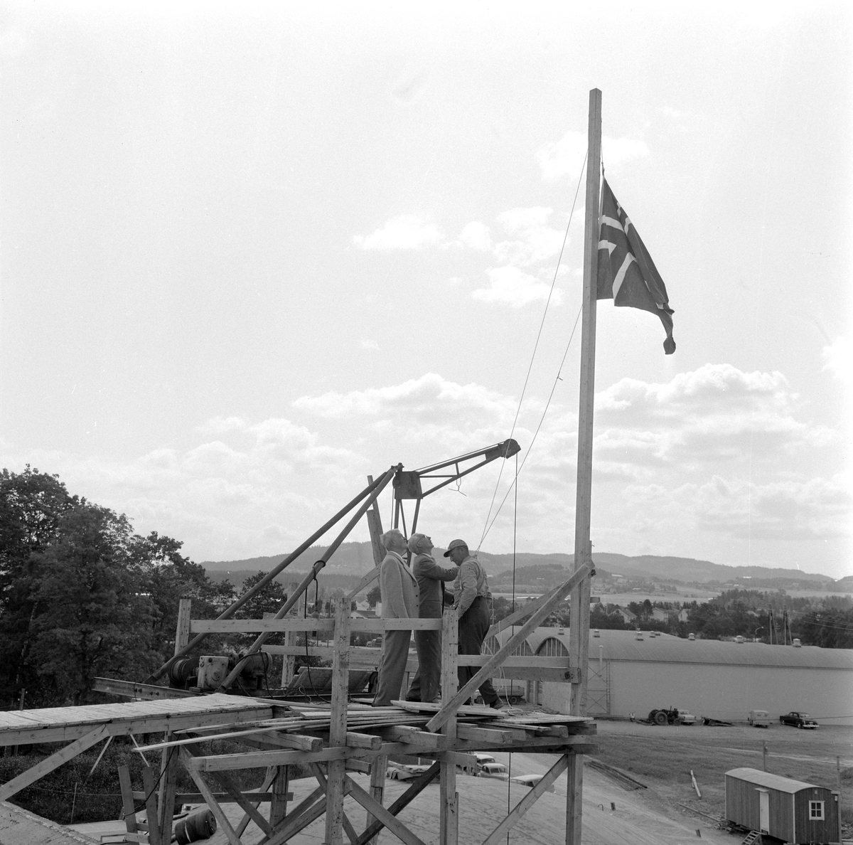 Flagget heises på taket av KØFFs nye bygg på Falkenborg