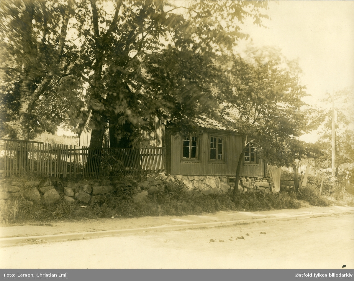Glengsgata 11 i Sarpsborg, hus mot Fritznerbakken. Vindusruter knust, huset revet i 1925.