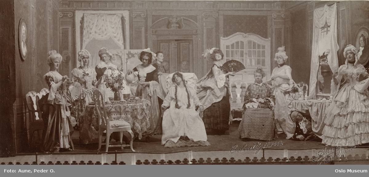 Nationalturneen, forestilling "Barselstuen" av Ludvig Holberg, scene fra 2. akt, skuespillere, kostymer, scenografi