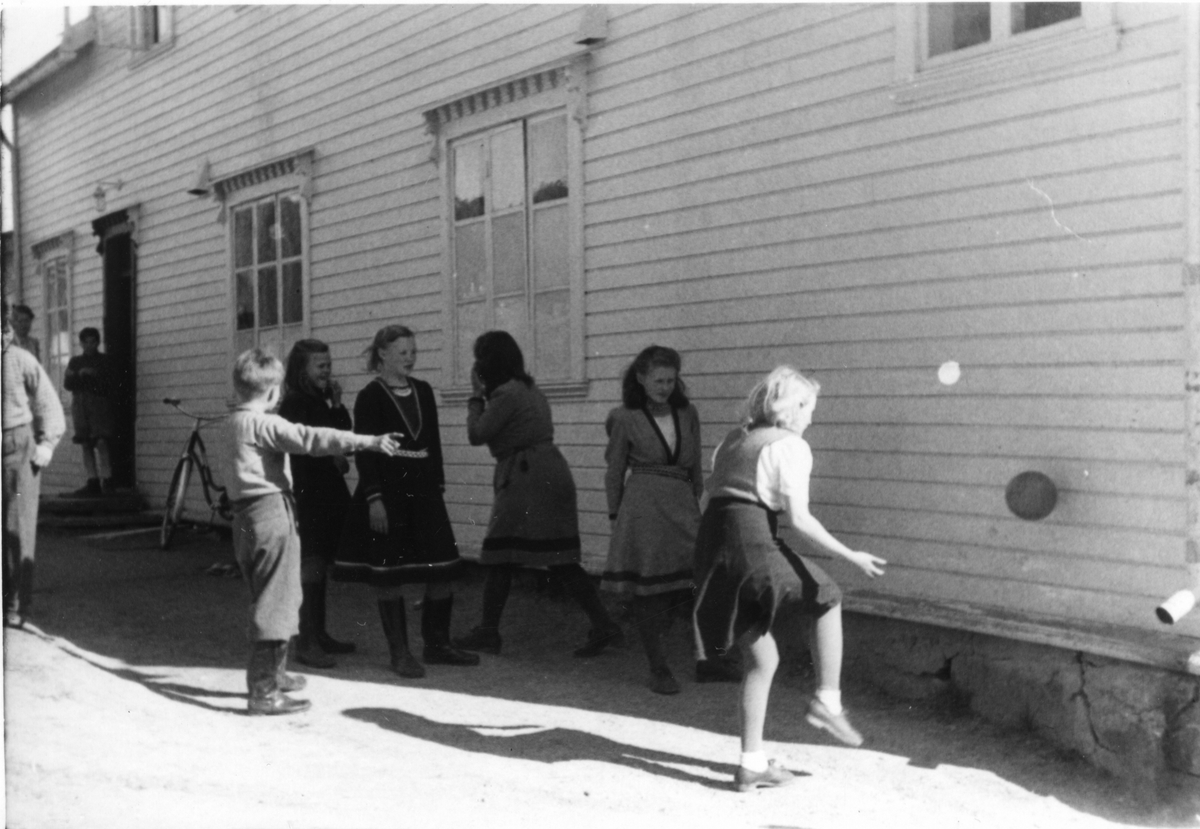 Skolebarn i ballek ute på gården foran sameskolen i Havika