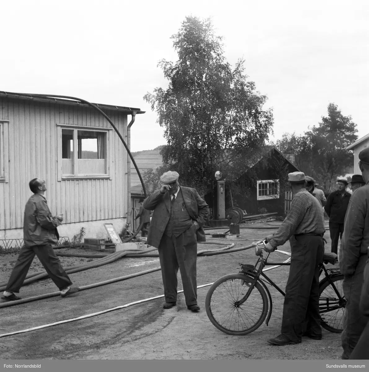 Bilder på fabrikör Algot Persson vid Luckstaverken, Lucksta ångsåg, i samband med en brand i kontorsbyggnaden.