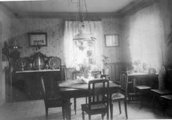 Interiør fra spisestuen på Tomta, Hvidsten, ca. 1895. Fødest