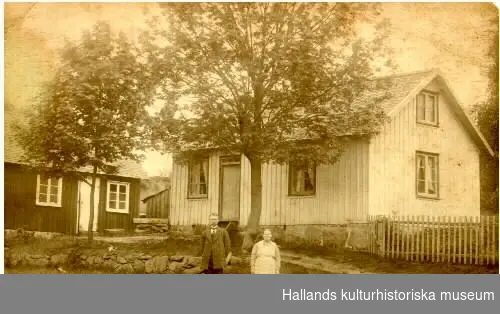 G A S Börjessons Diverseaffär, Skällinge. Gustav Börjesson med sin mor ca 1912.