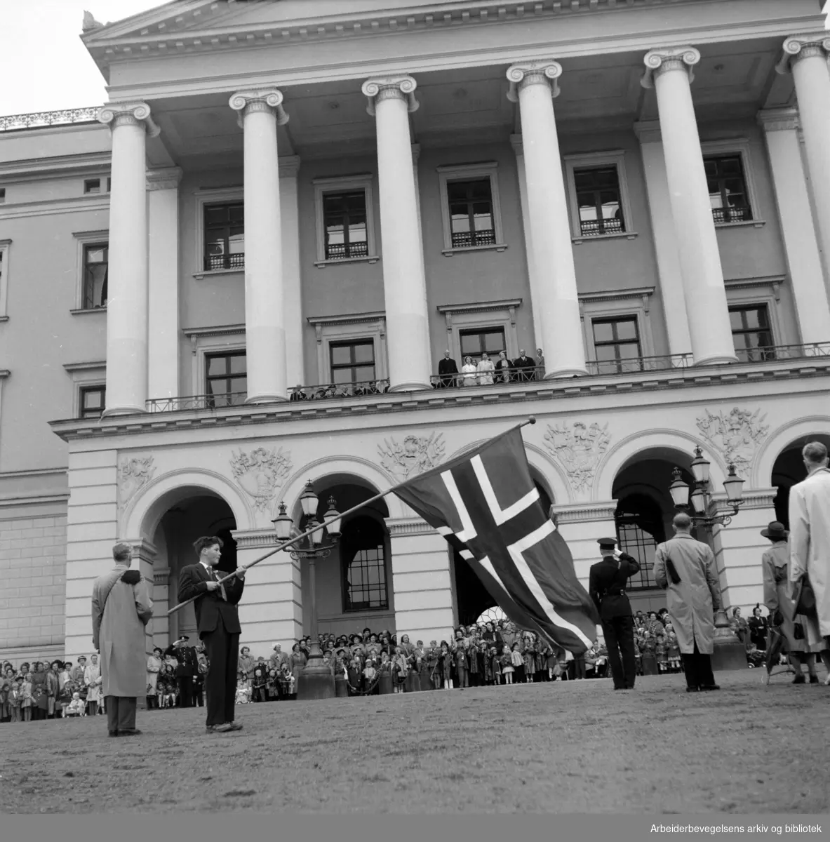 Barnetoget og flaggborgen hilser kongefamilien. 17. mai 1953. Kong Haakon VII. Slottet.