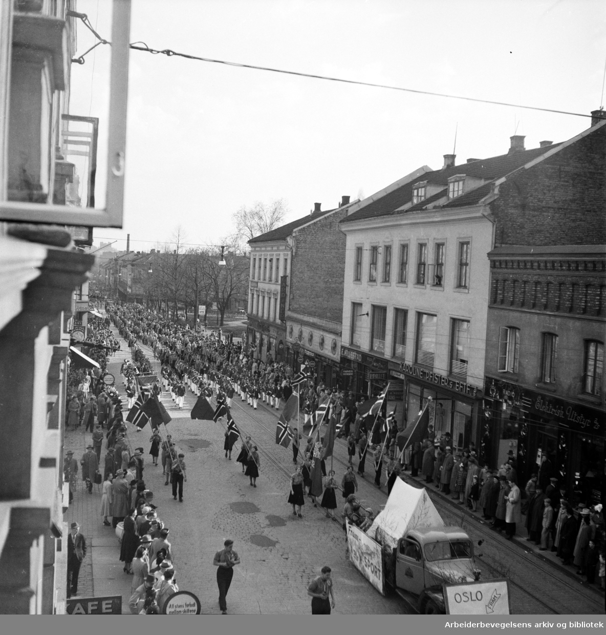 Oslo Framkrets. 1. Mai 1952. Framfylkingens arrangement, Barnas 1. mai på Dælenenga. Barnetoget i Thorvald Meyers gate. Flaggborg. Telt.
