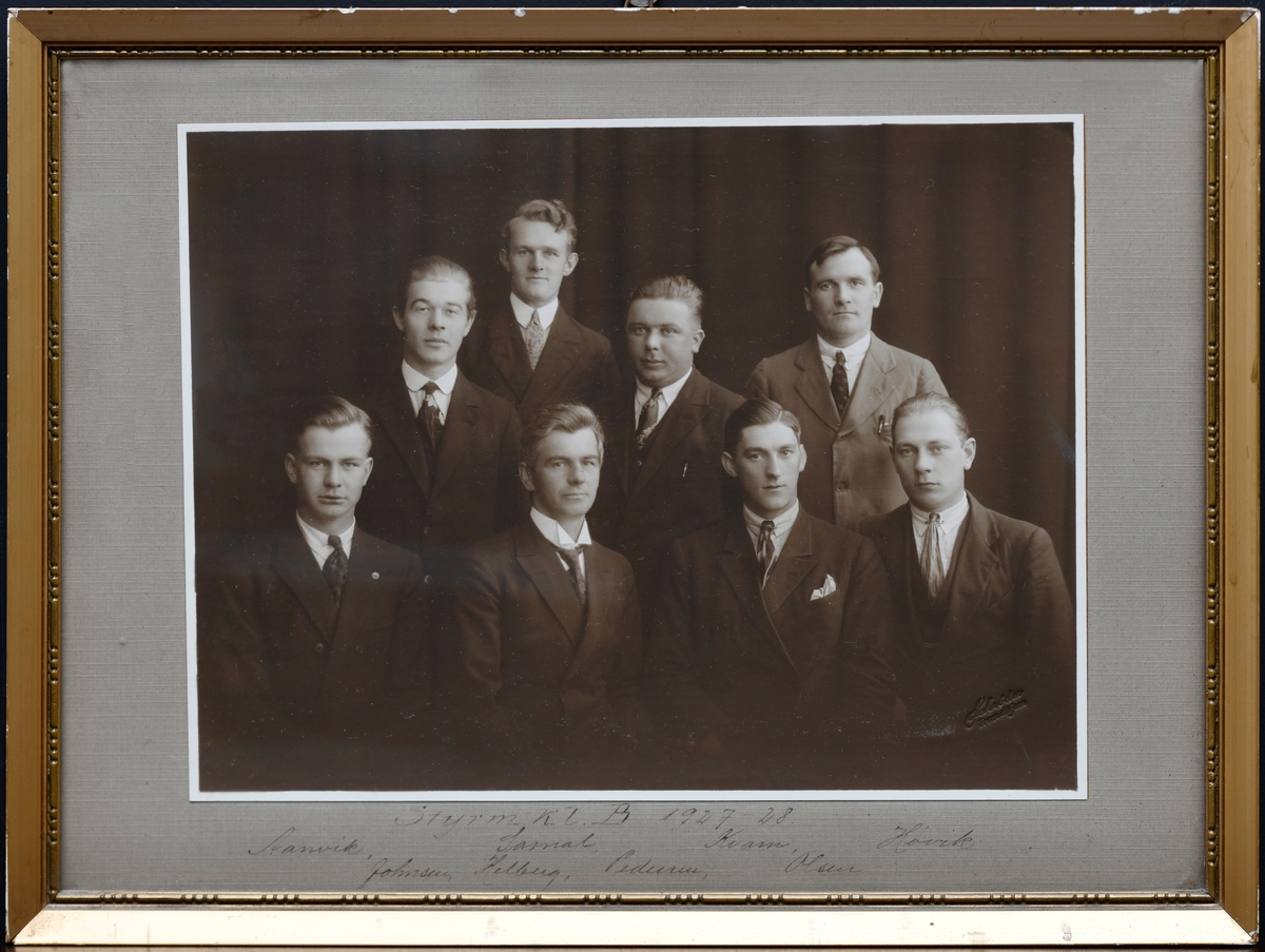 Gruppebilde av elever og lærere i klasse B ved Styrmannsutdannelsen i Trondheim fra 1927 - 1928.