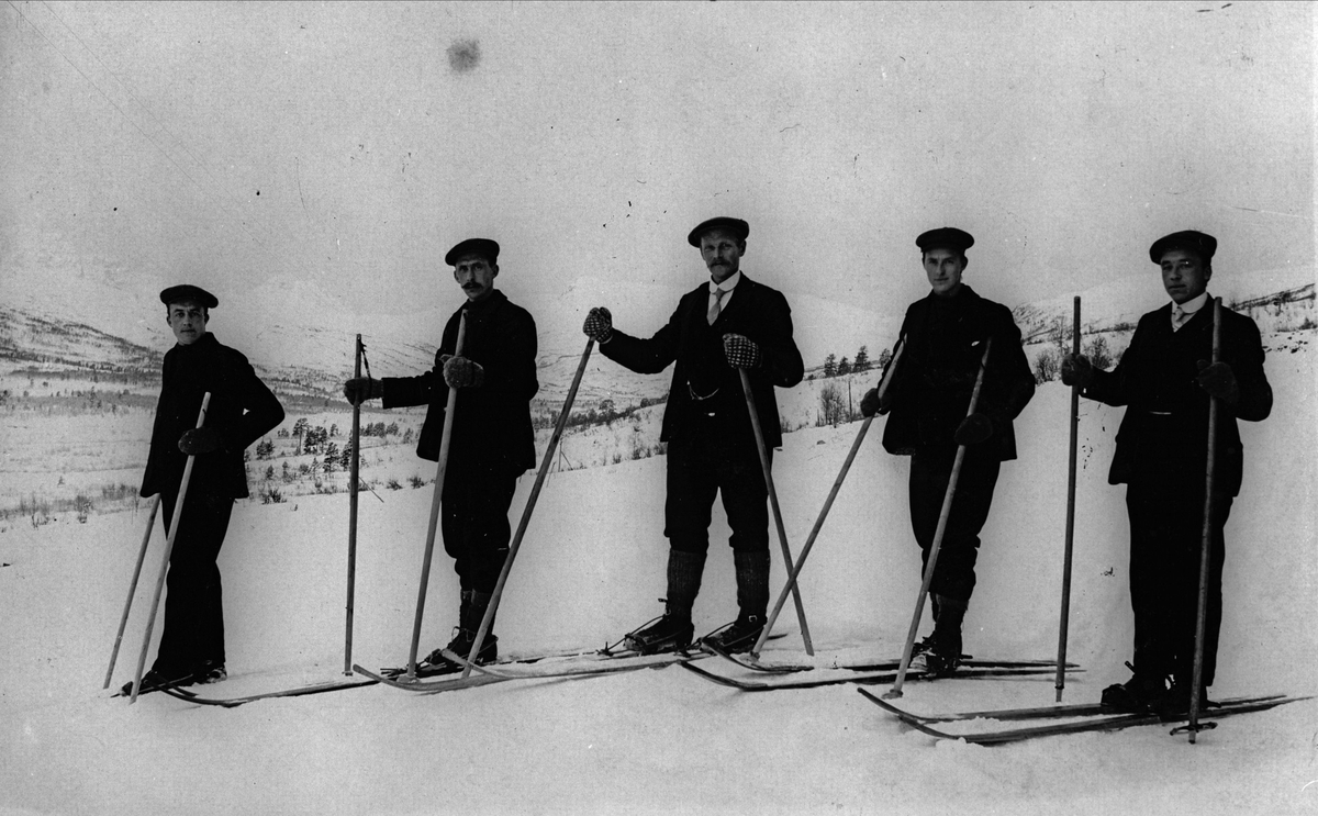 Lars Vasli, Arnt Vasli, Lars Stenboeng, Bård Vasli og Jo eller Martinius Vasli på skitur i Trollheimen.