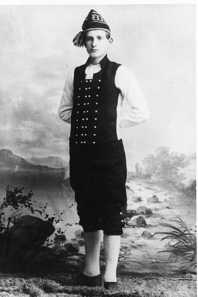 Per Kyllingstad (24.11.1887 - )i bunad laga av Gunhild Søyland (Mor til Einar Søyland)