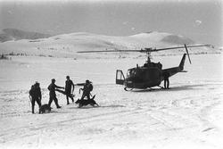 Lavinehunder og førere, med et av luftforsvarets helikopter 