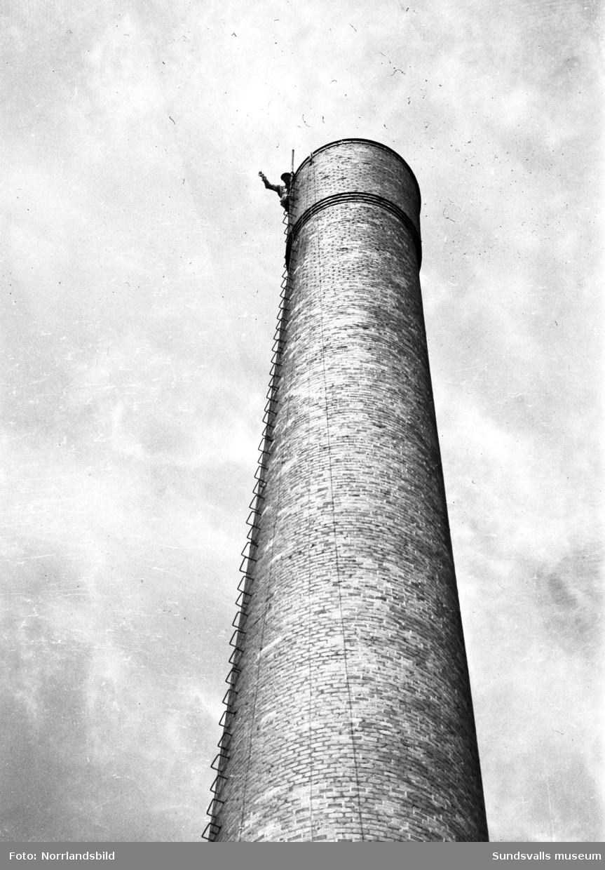 Den 57 meter höga skorstenen vid elverket/gasverket revs 1951 och jobbet utfördes av bröderna Sandberg från Hudiksvall som hade specialiserat sig på just skorstensrivningar. 14 dagar var beräknat för att bit för bit ta ner skorstenen.