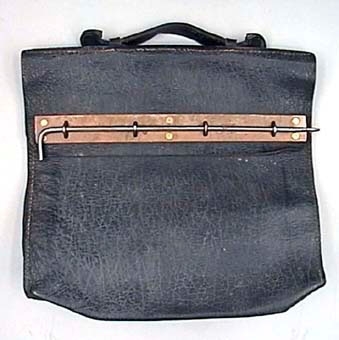 Väska eller portfölj av svart läder med mässingsbeslag.