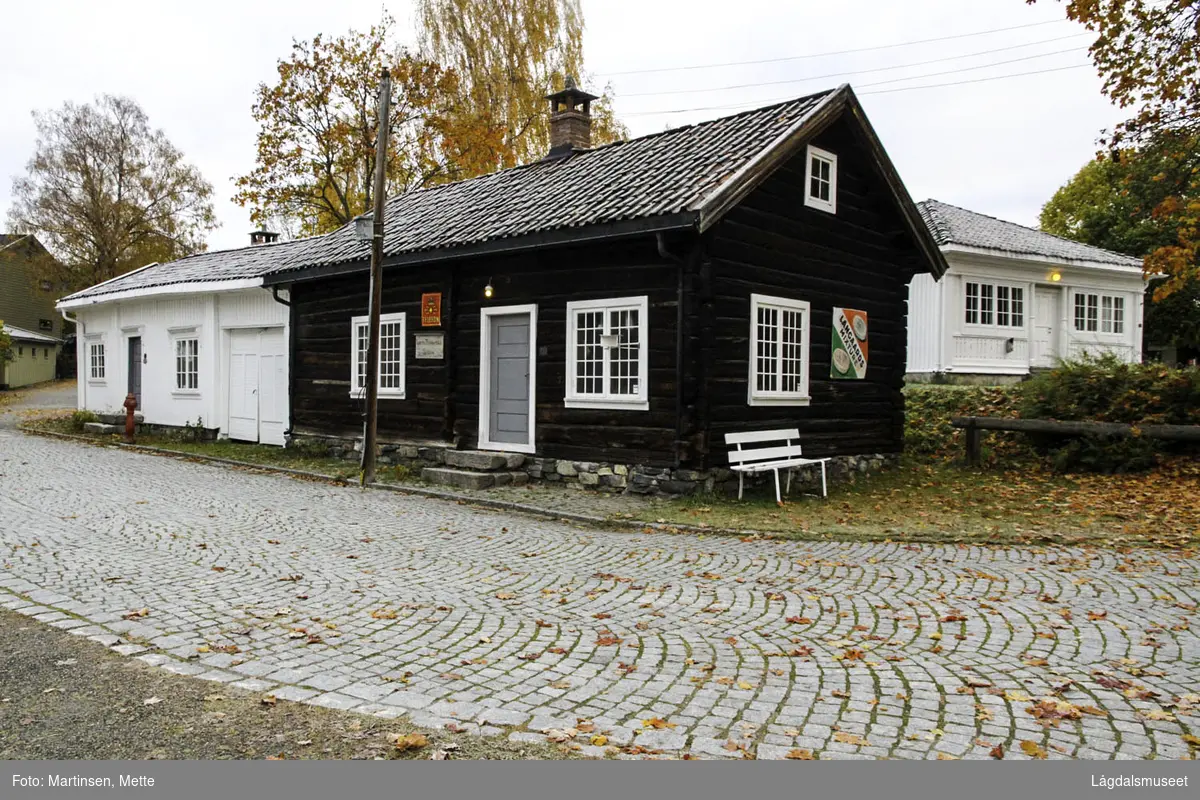 Bygningen ble oppført som skriverstue for sølvverket mellom 1829 og 1840. Den ble senere benyttet som enebolig for familien Haddeland.