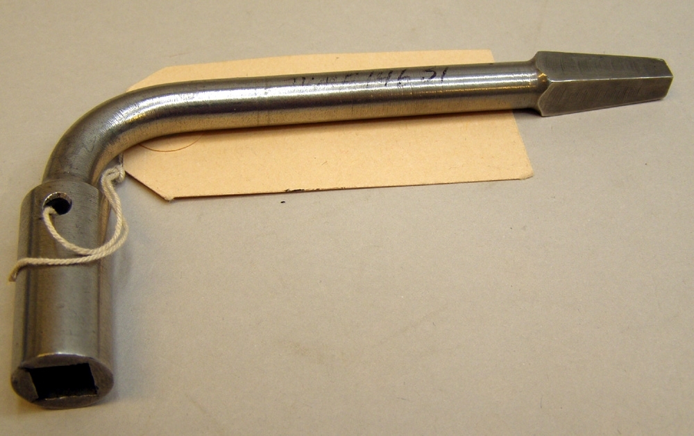 Vinklad vagnsnyckel för två olika typer av lås: Invändig och utvändig 4-kant.