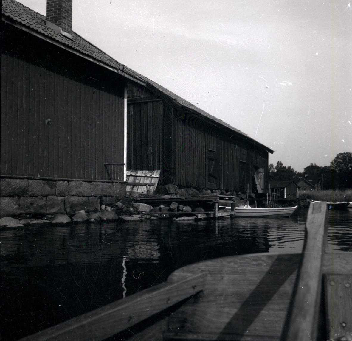 Norra ån i Figeholm, sjöbod och båt.