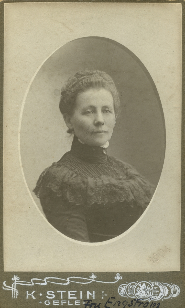 Fru Engström.