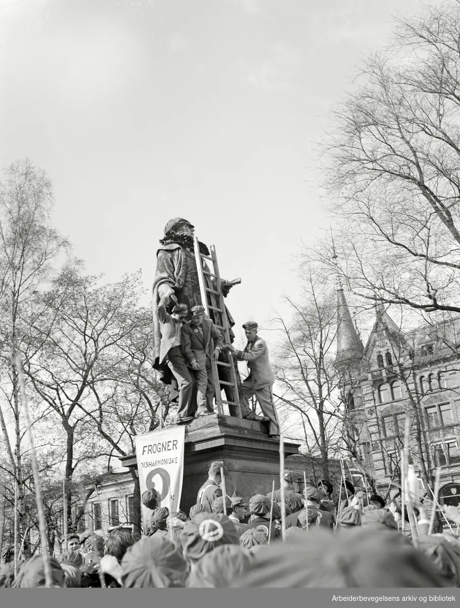 Rødrussen bekranser Wergeland-statuen i Spikersuppa. 17. mai 1955.